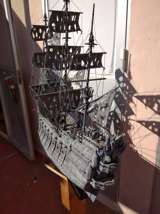 Barco pirata el holandés errante echo a mano