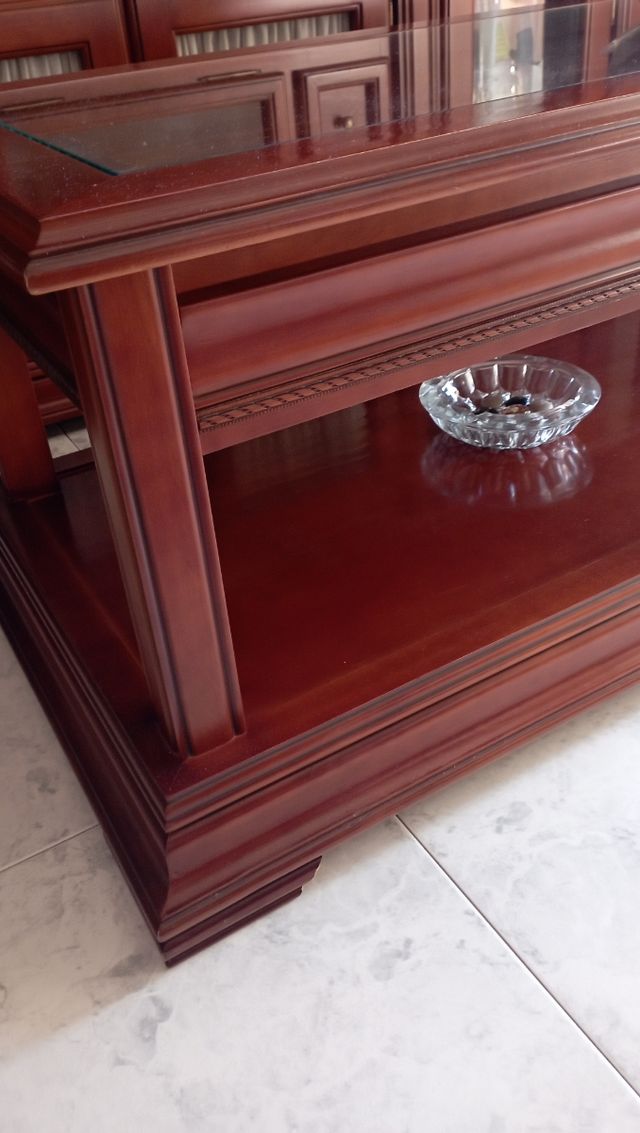 ELEGANTE MESA BAJA CON CAJÓN DE SALÓN