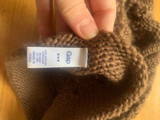 gorro punto marron GAP