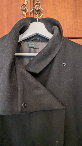 Abrigo paño negro Benetton.