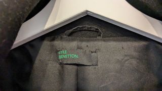 Abrigo paño negro Benetton.