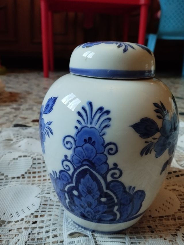 Vaso in porcellana con coperchio 