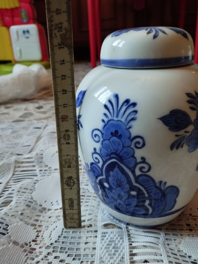 Vaso in porcellana con coperchio 