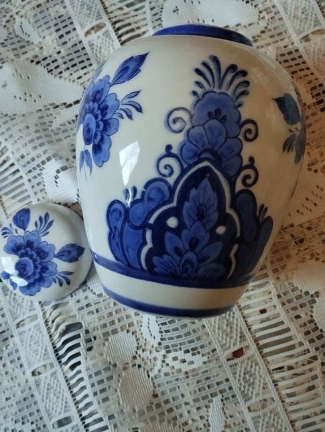 Vaso in porcellana con coperchio 