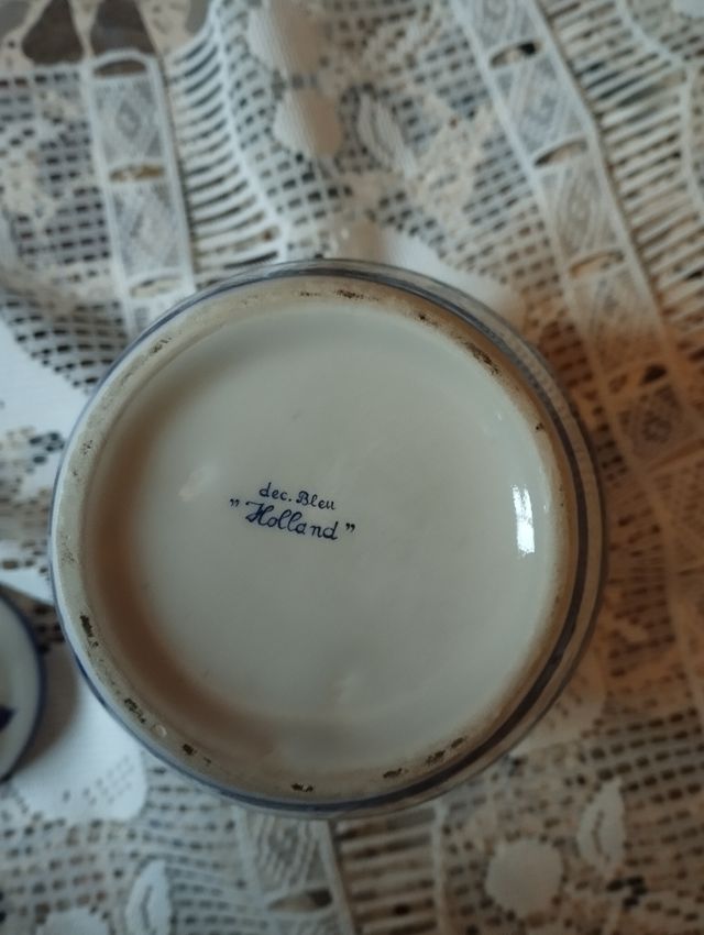 Vaso in porcellana con coperchio 