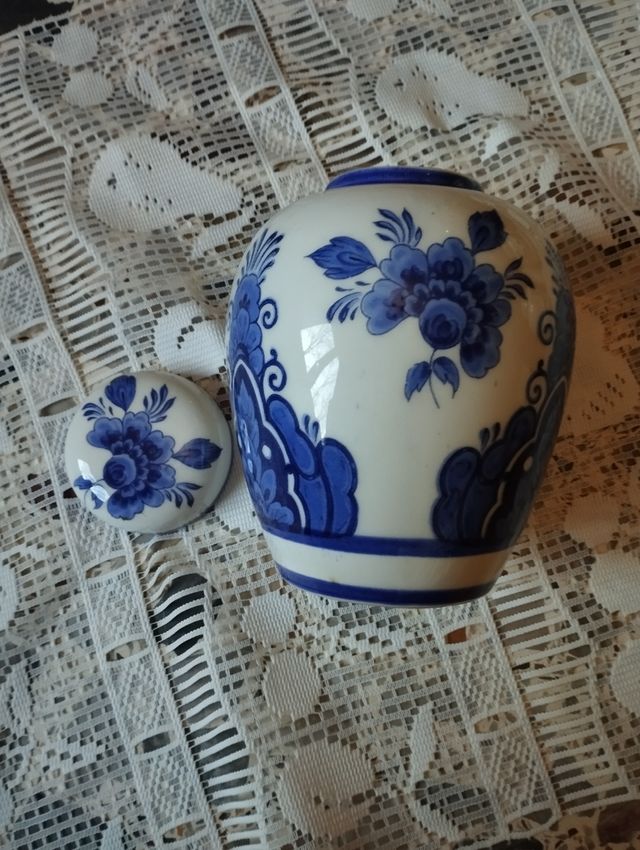 Vaso in porcellana con coperchio 