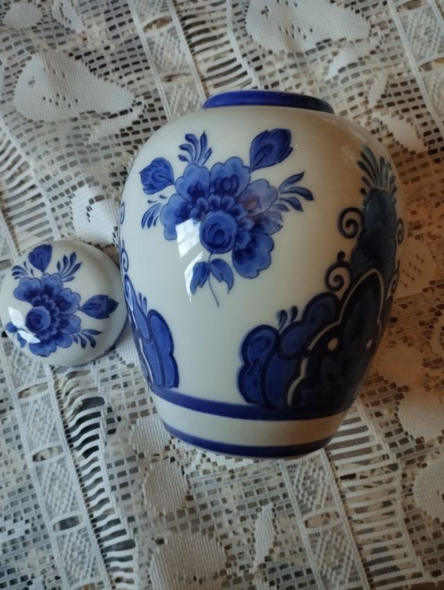 Vaso in porcellana con coperchio 