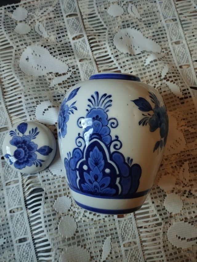 Vaso in porcellana con coperchio 