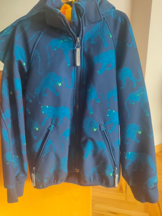 Cazadora repelente de agua