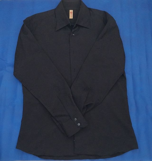 Camisa negra imitando tela arrugada