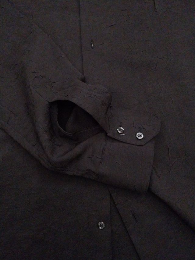 Camisa negra imitando tela arrugada