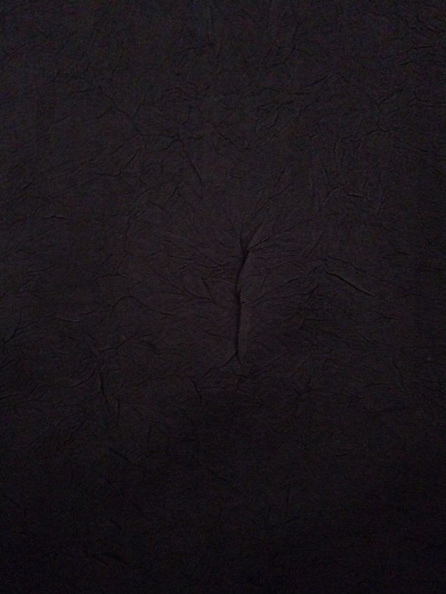 Camisa negra imitando tela arrugada