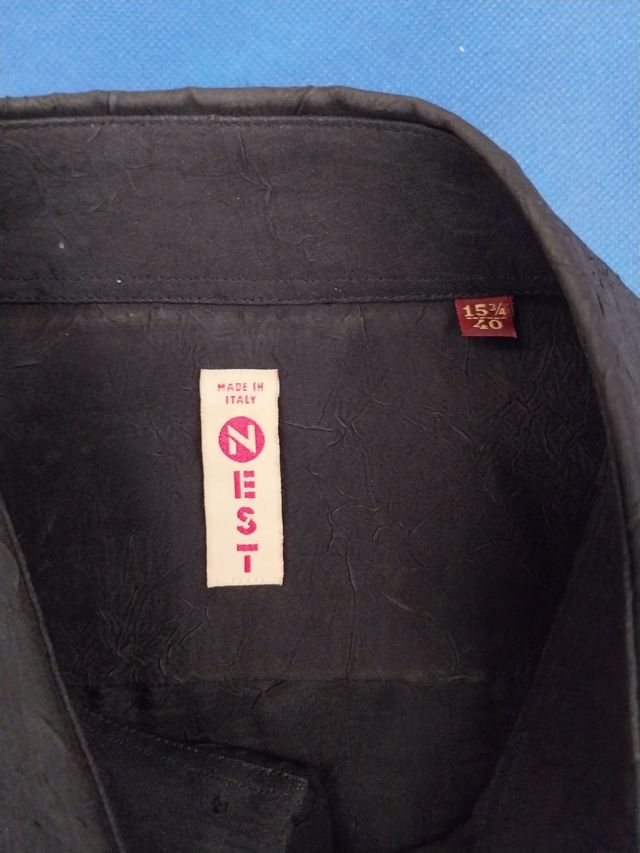 Camisa negra imitando tela arrugada