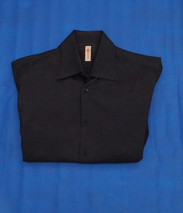 Camisa negra imitando tela arrugada