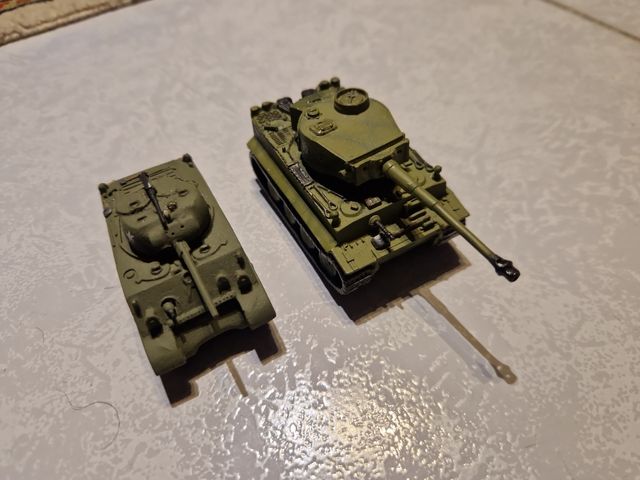 2 modellini carro armato