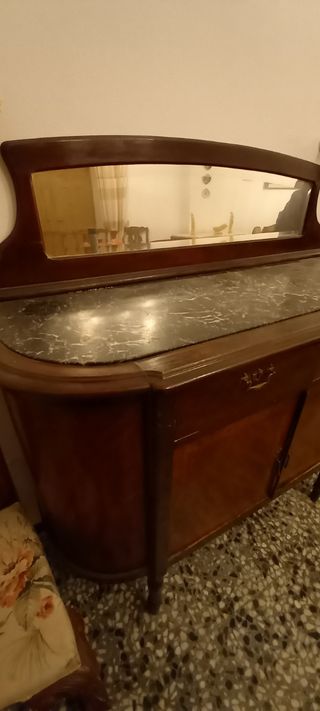 Aparador antiguo con espejo