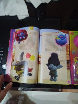 Libro  niñ@s, TROLLS. Con musica