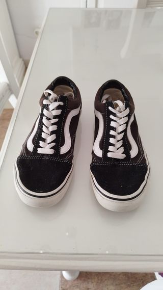 Zapatillas deportivas Vans sin apenas uso.