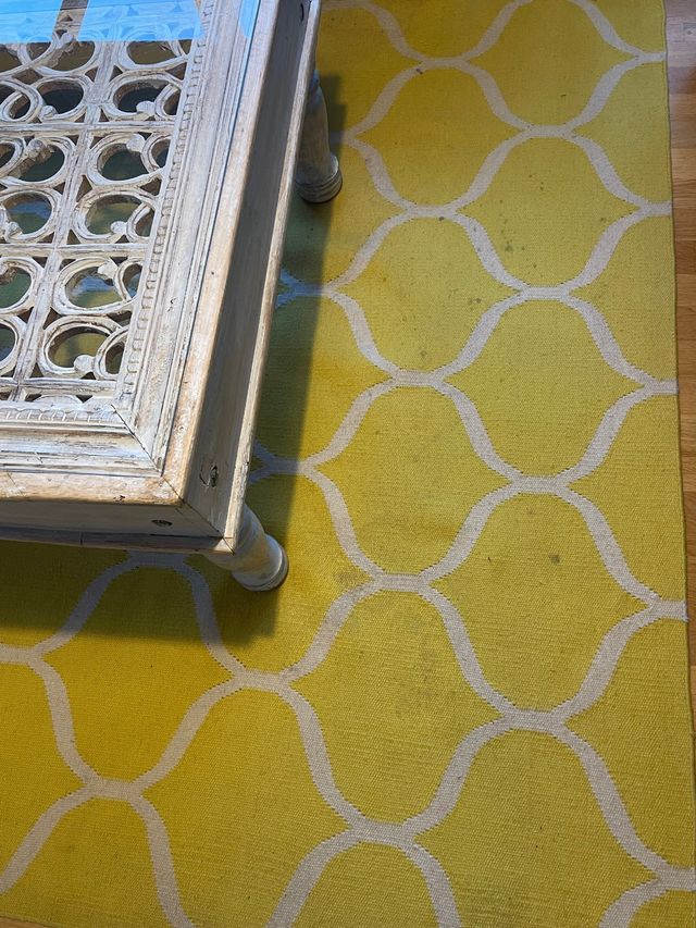 alfombra amarilla y blanca