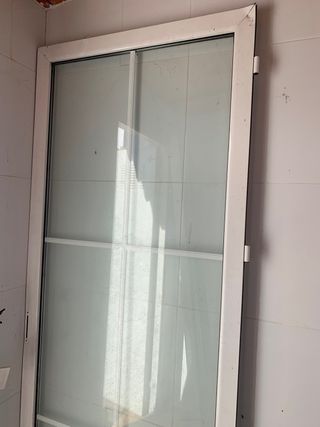 puerta de aluminio y cristal