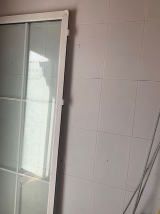 puerta de aluminio y cristal