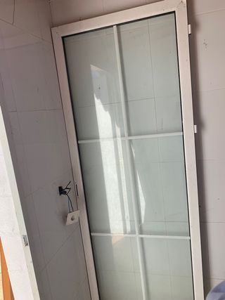 puerta de aluminio y cristal