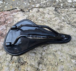Sillín de carbono para bicicleta. 