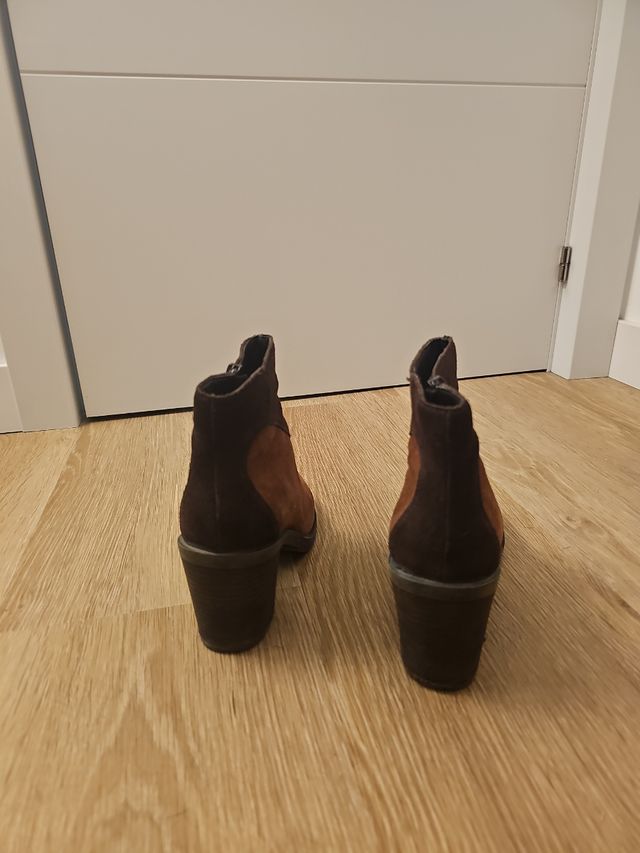 Stivaletti marroni in pelle scamosciata