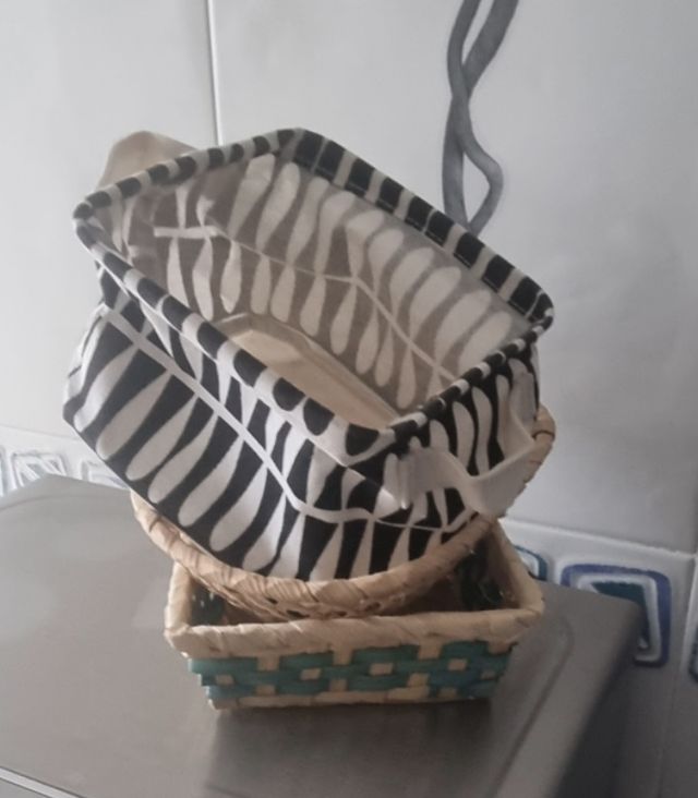 3 cestitas, 2 de rafia y una de tela rígida.