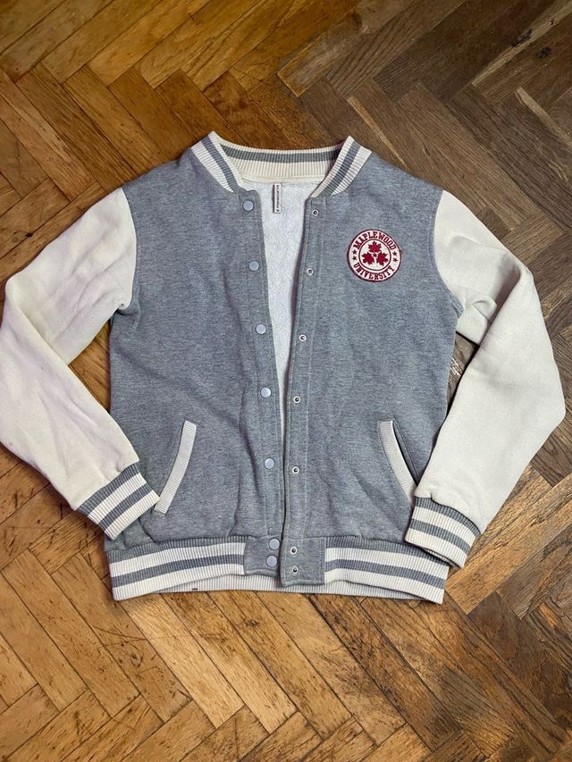 Chaqueta beisbolera gris