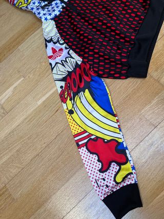 Sudadera Adidas Rita Ora superhéroe