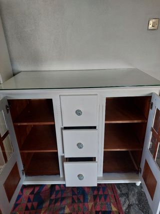 Mueble blanco de madera de pino