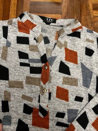 Jersey gris de cuello pico