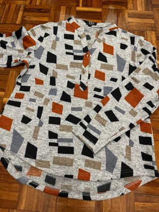 Jersey gris de cuello pico