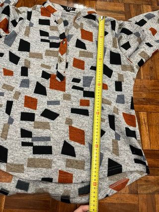 Jersey gris de cuello pico