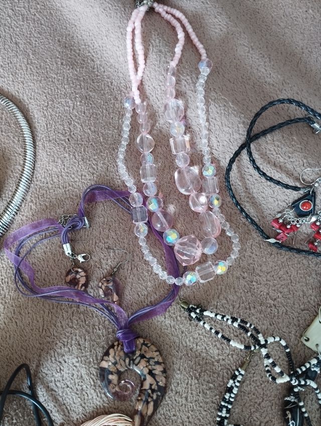 Lote de 52 piezas de bisutería