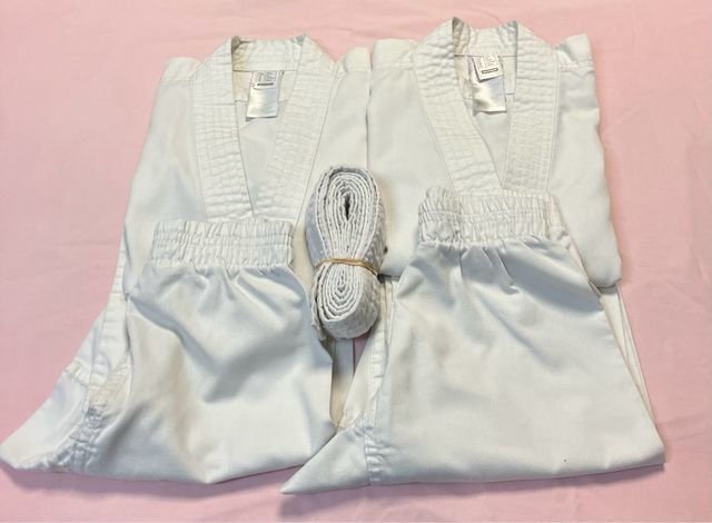 2 karateguis 4/5 años