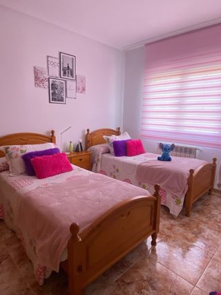 2 camas de 90 + mesilla