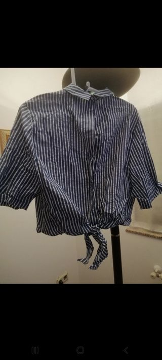 Camisa de rayas azules y blancas de Zara