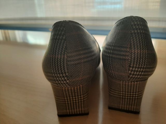 Zapatos salón color gris y rosa