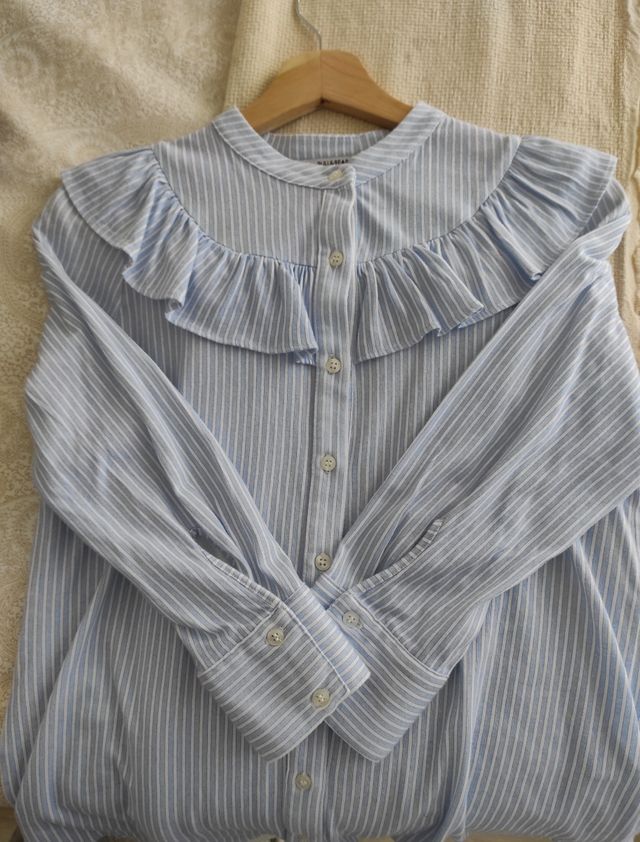 Blusa con volante
