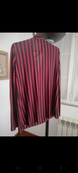 Top rojo y negro de rayas de Zara