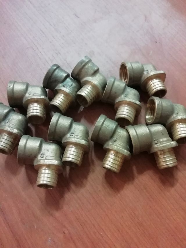 Accesorios para tubos PEX Y PB DE CASQUILLO CORRED