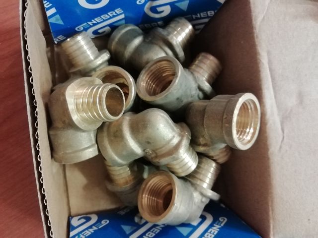 Accesorios para tubos PEX Y PB DE CASQUILLO CORRED