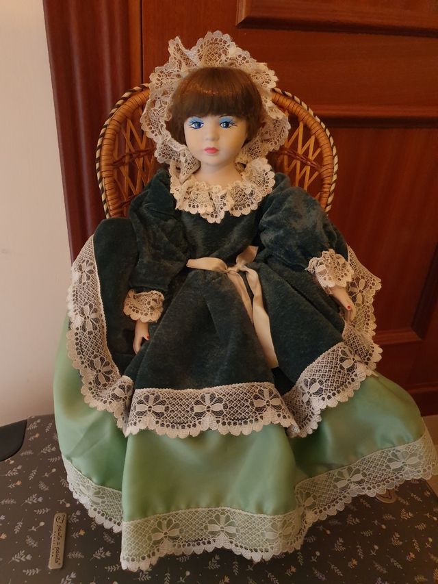 Muñeca imitacion porcelana con silla de mimbre