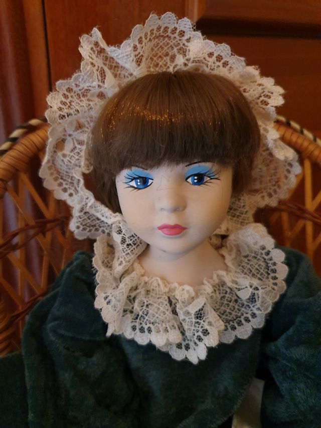 Muñeca imitacion porcelana con silla de mimbre