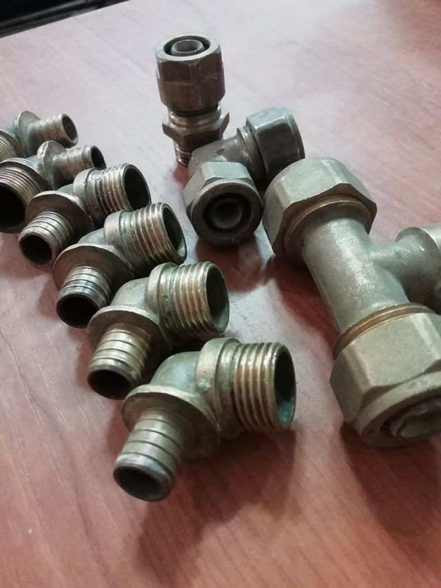 Accesorios para tubo PEX Y PB DE CASQUILLO CORREDI