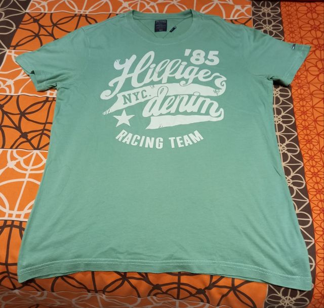 Camiseta Hilfiger.