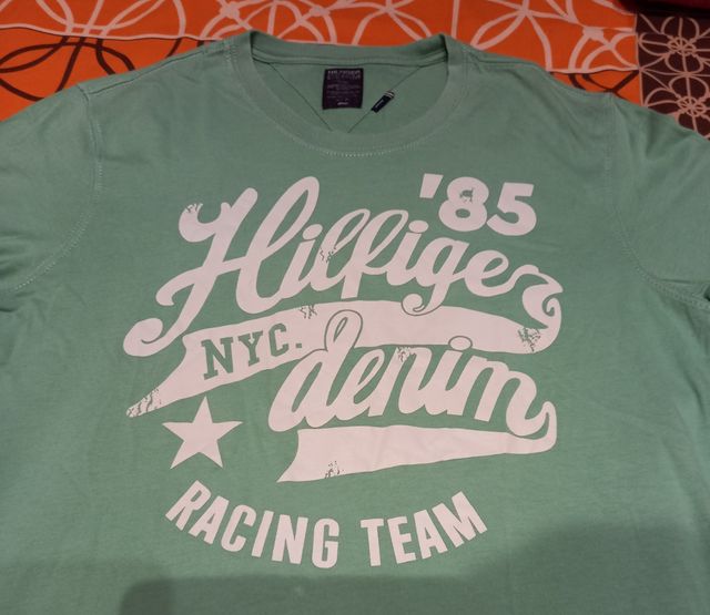 Camiseta Hilfiger.