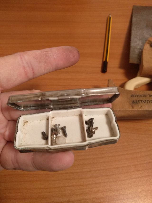 Piccola scatola in metallo con specchio